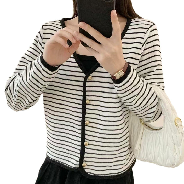 Damernas randiga cardigan med eleganta knappar och modern V-ringning-Eva Jonsson