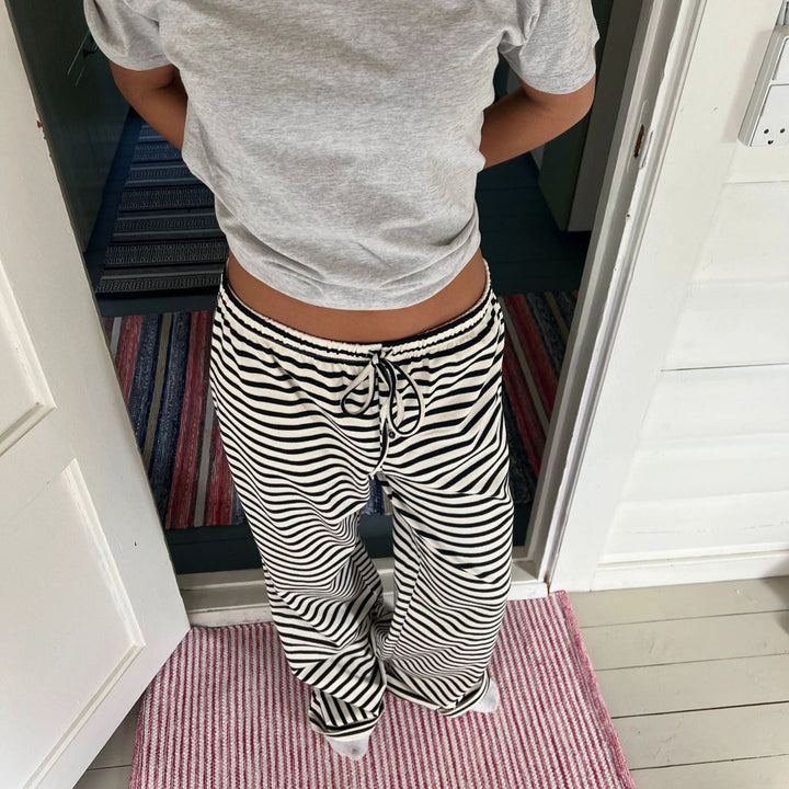 Damernas randiga fritidsbyxa med elastisk midja och dragsko Mirla-Eva Jonsson