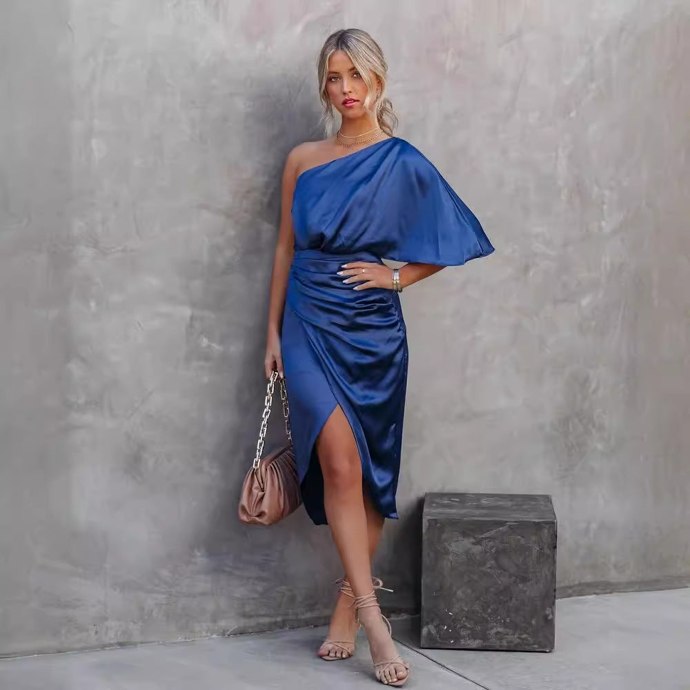 Damernas satin aftonklänning med asymmetrisk design och eleganta volanger Mirla-Eva Jonsson