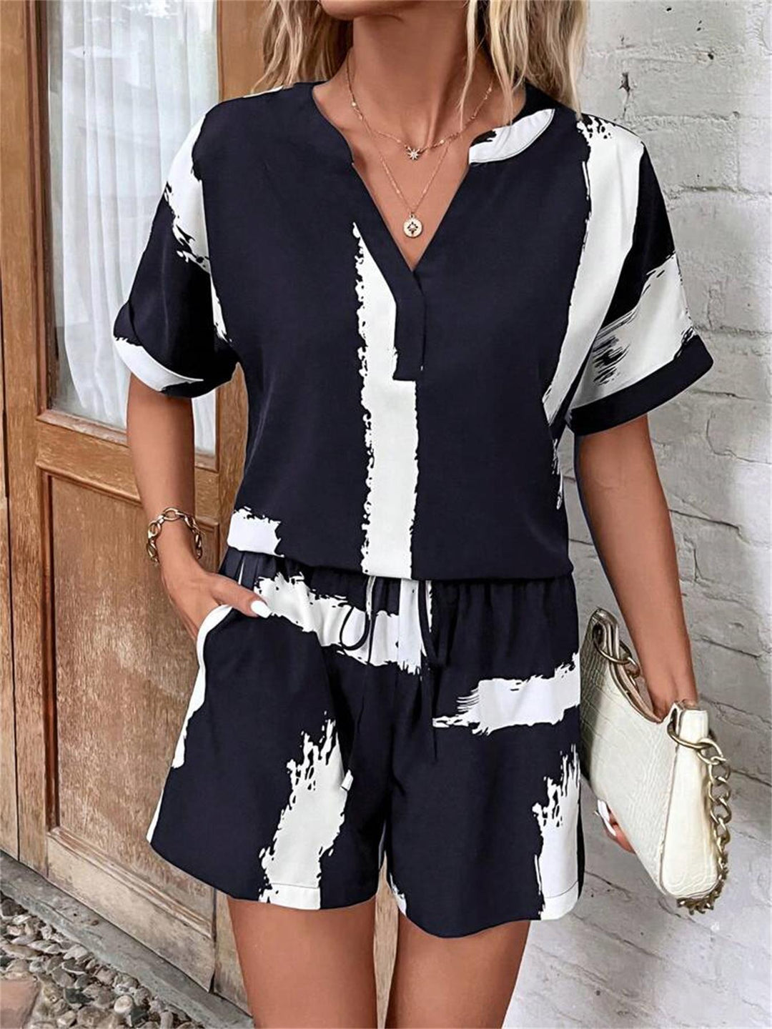 Damernas skuren sommar-jumpsuit med elegant V-ringning och praktiska fickor Mirla-Eva Jonsson