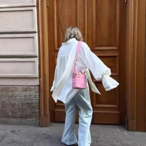 Damernas snygga blus med en raffinerad slipsknut och vid skurna ärmar Mirla-Eva Jonsson