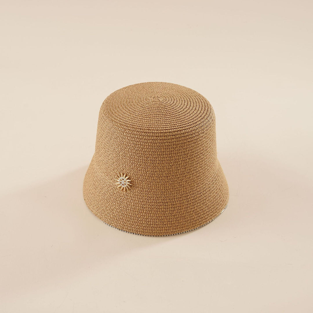 Damernas sommarsjälv av halm med dekorativ blomma Mirla-Eva Jonsson