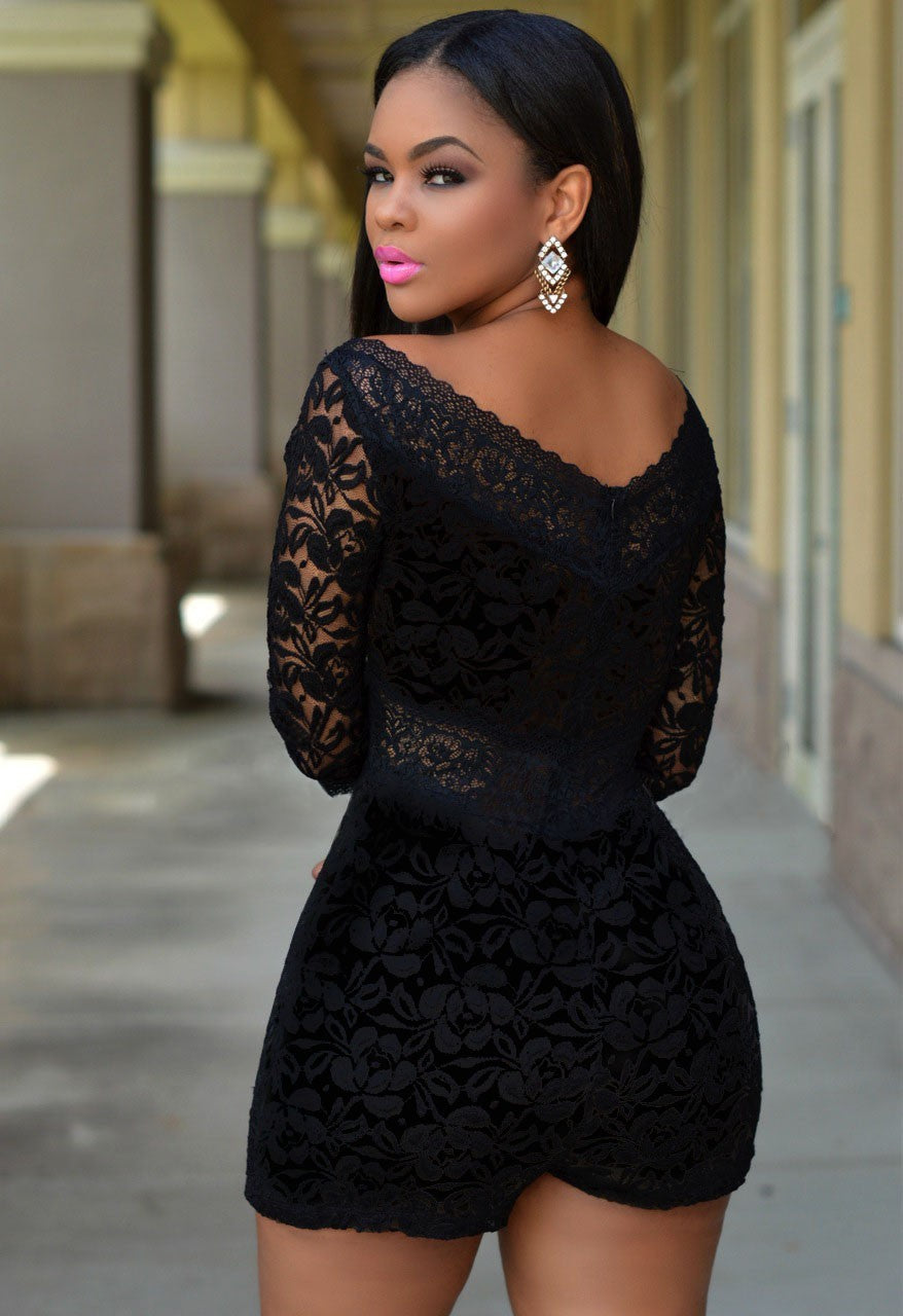 Damernas spets playsuit med off-shoulder design och eleganta skärdetails-Eva Jonsson