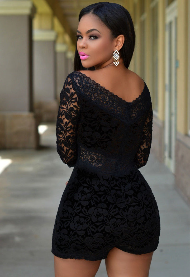 Damernas spets playsuit med off-shoulder design och eleganta skärdetails-Eva Jonsson