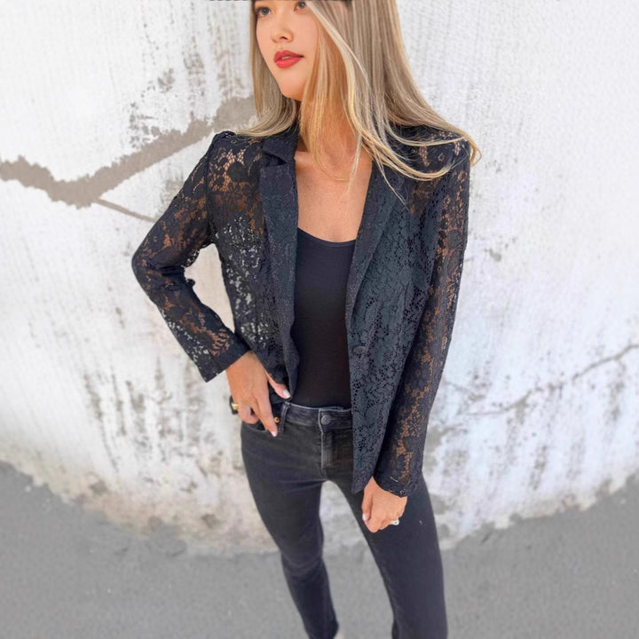 Damernas spetsblazer med elegant passform och subtilt genombrutdesign Mirla-Eva Jonsson