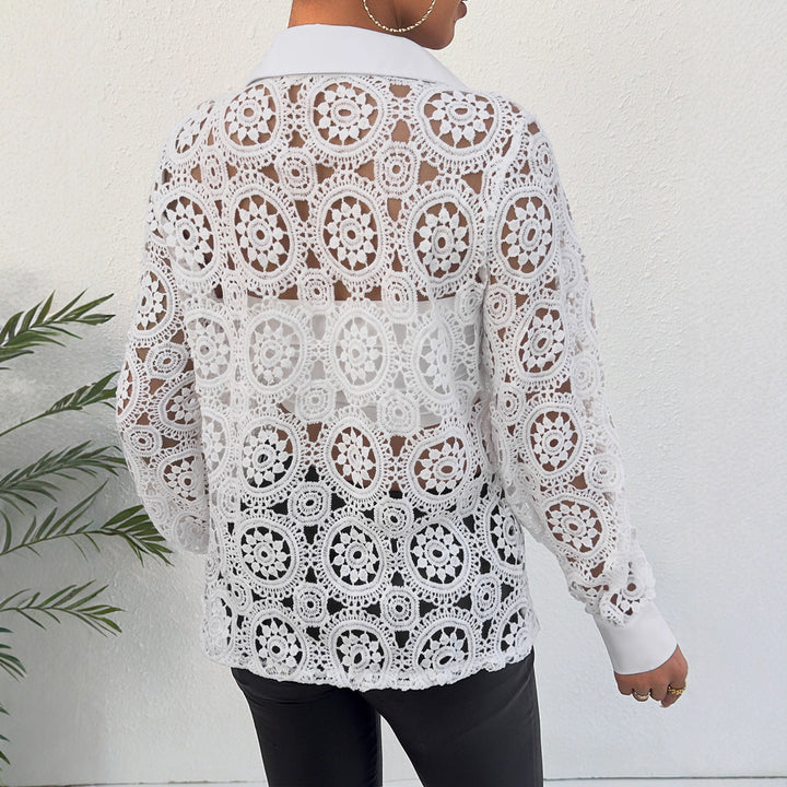 Damernas spetsblus med florala virkade motiv och elegant krage Mirla-Eva Jonsson