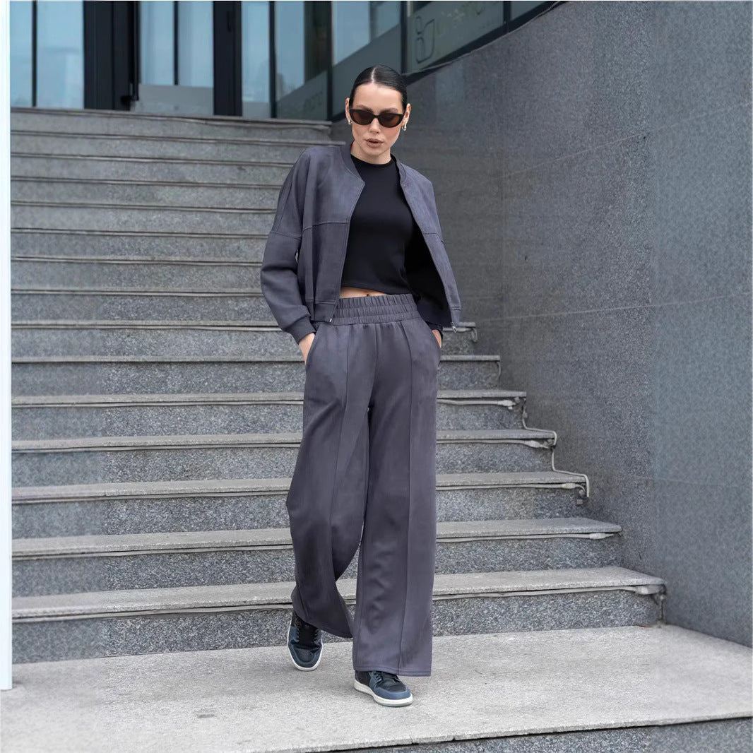 Damernas sportiga cropped bomberjacka och löst sittande tygbyxor Mirla-Eva Jonsson