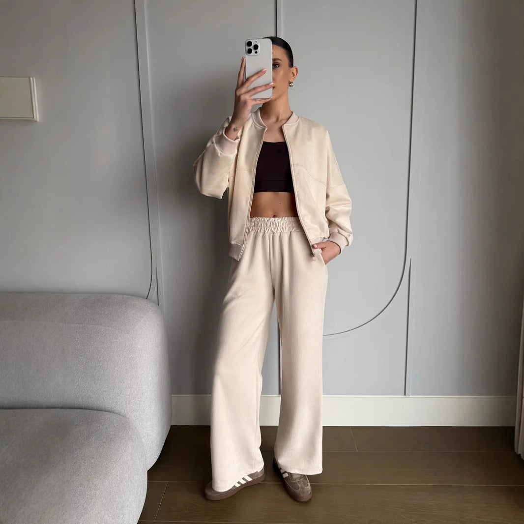 Damernas sportiga cropped bomberjacka och löst sittande tygbyxor Mirla-Eva Jonsson