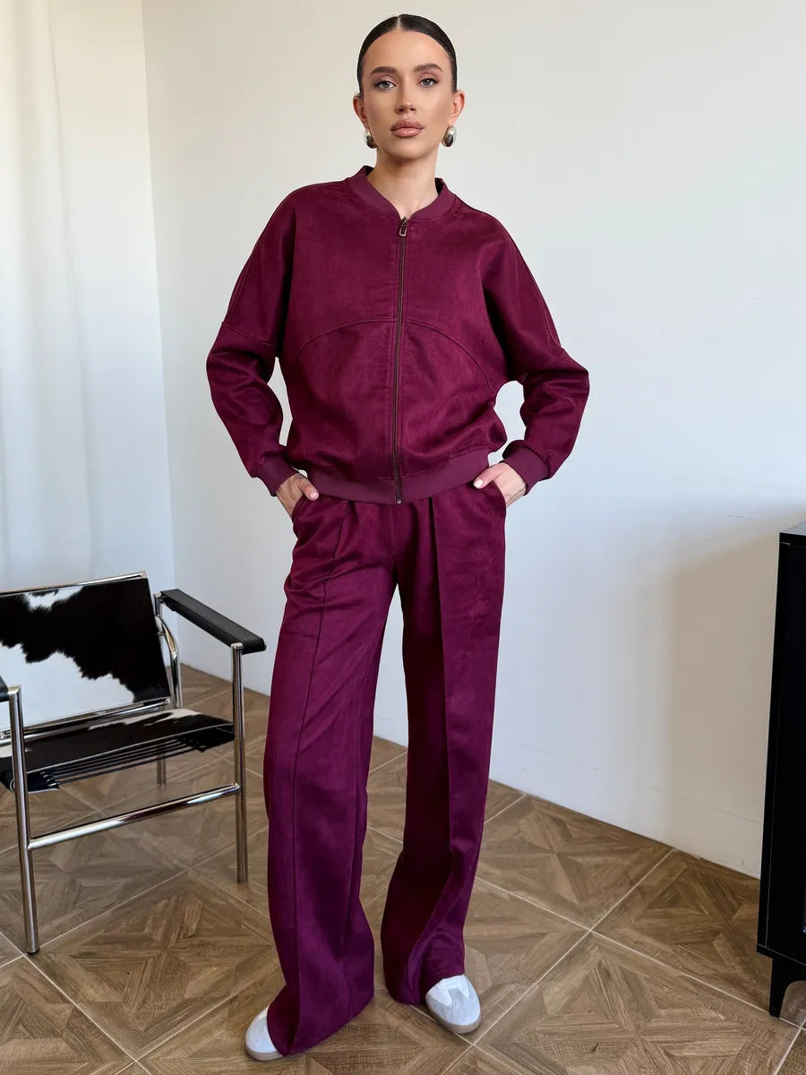 Damernas sportiga cropped bomberjacka och löst sittande tygbyxor Mirla-Eva Jonsson