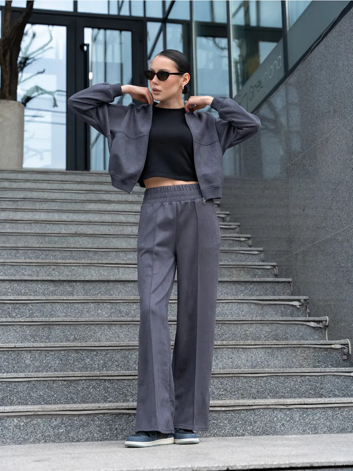 Damernas sportiga cropped bomberjacka och löst sittande tygbyxor Mirla-Eva Jonsson