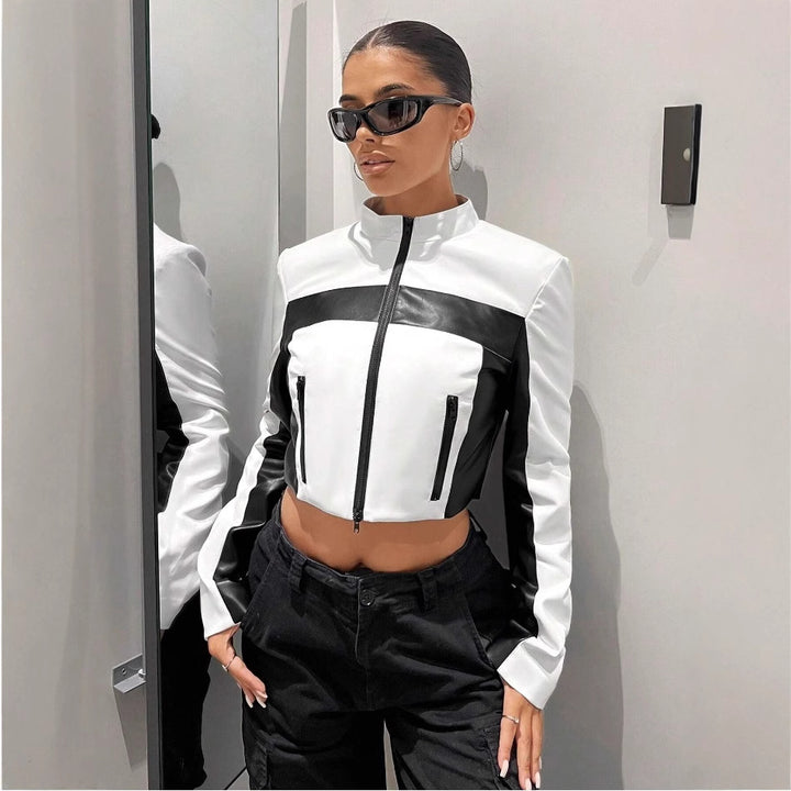 Damernas sportiga cropped jacka i konstläder med kontrastdetaljer Mirla-Eva Jonsson