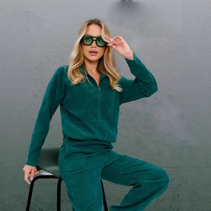 Damernas sportiga fleece-set med hög krage och vid ben Mirla-Eva Jonsson
