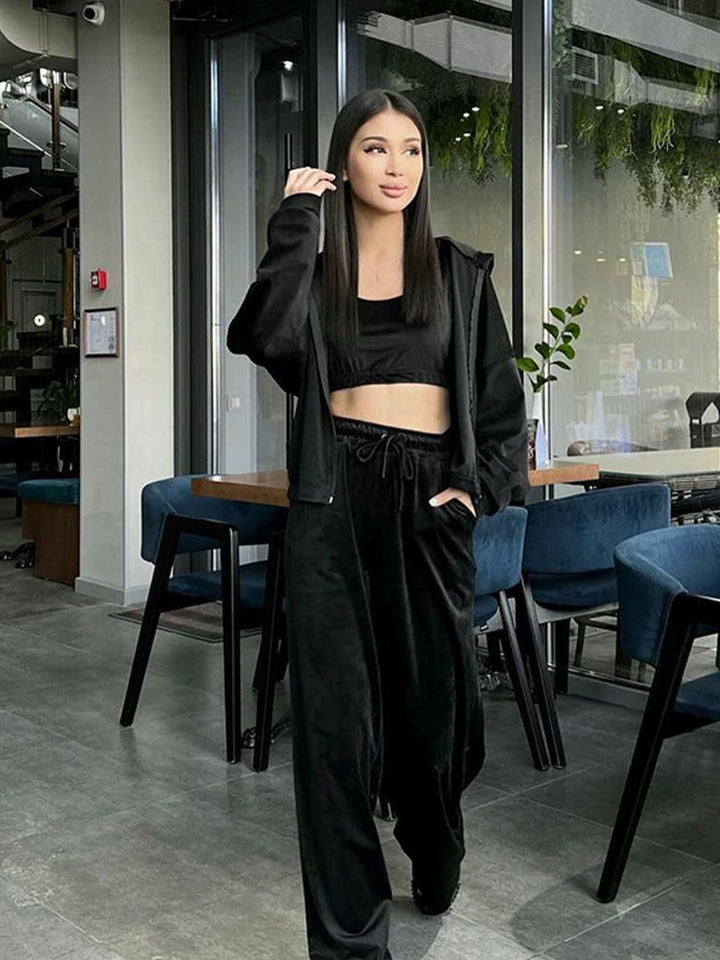 Damernas sportiga fritidsset med cropped topp och vid byxa Eva Jonsson-Eva Jonsson