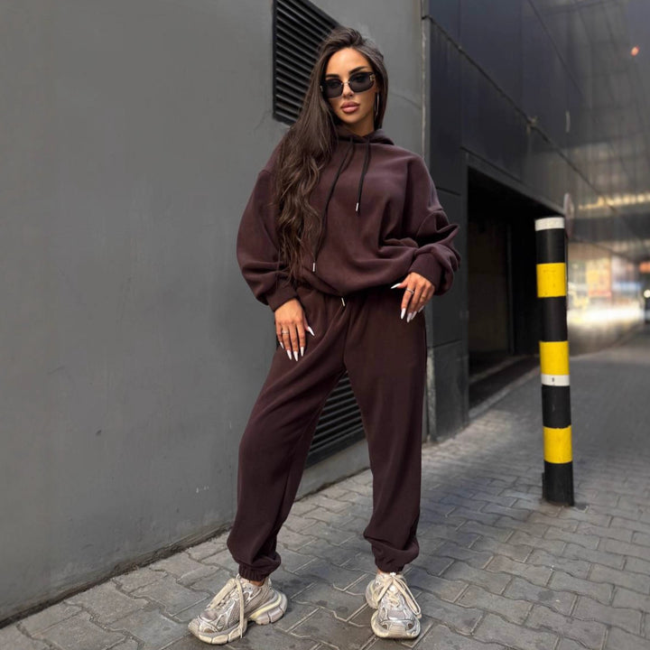Damernas sportiga fritidsset med oversized hoodie och avslappnade joggingsbyxor Eva Jonsson-Eva Jonsson
