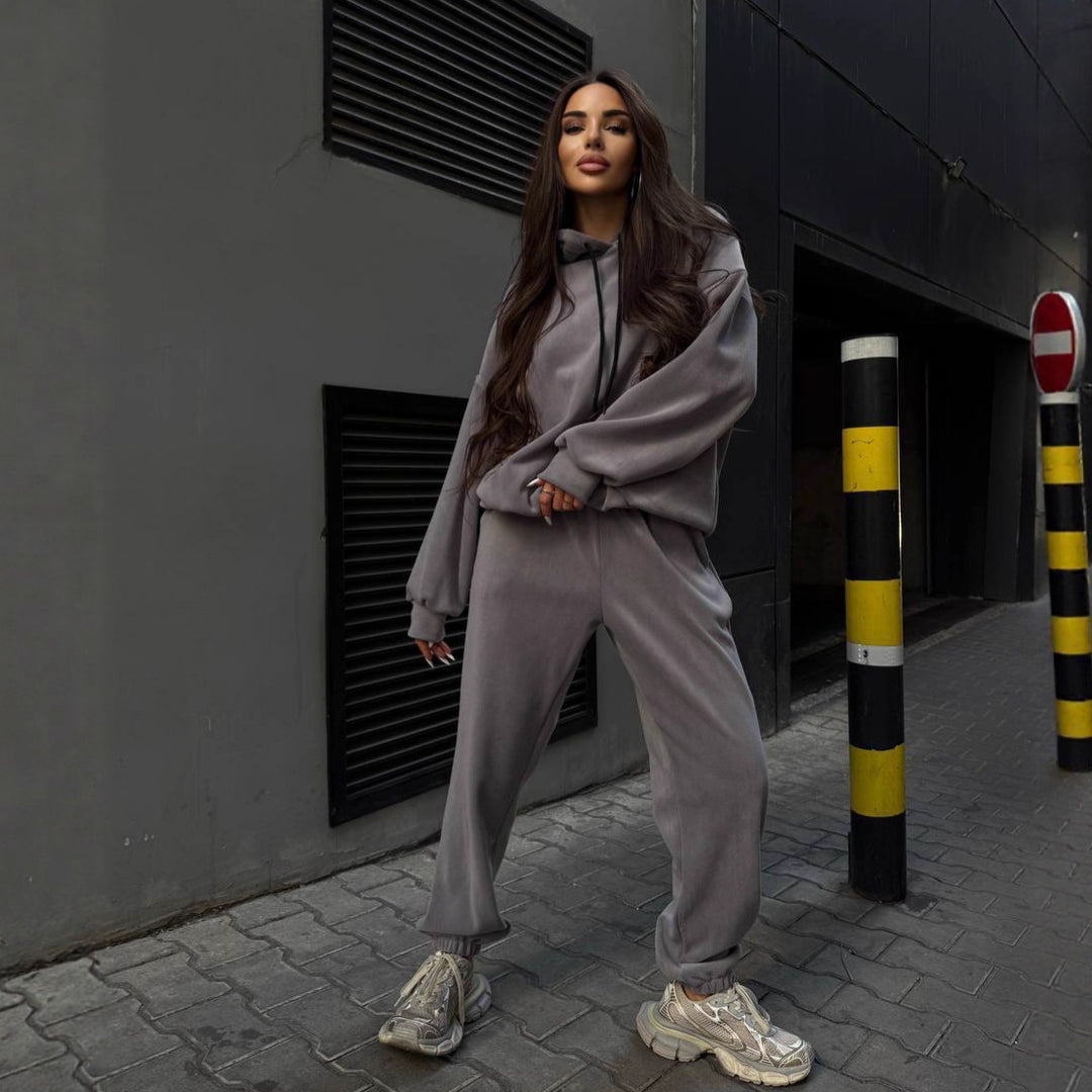 Damernas sportiga fritidsset med oversized hoodie och avslappnade joggingsbyxor Eva Jonsson-Eva Jonsson