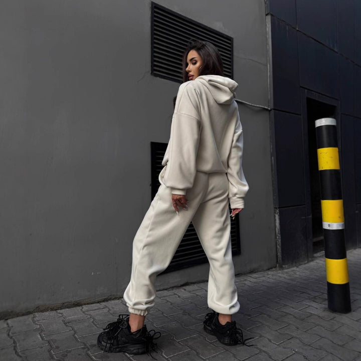 Damernas sportiga fritidsset med oversized hoodie och avslappnade joggingsbyxor Eva Jonsson-Eva Jonsson