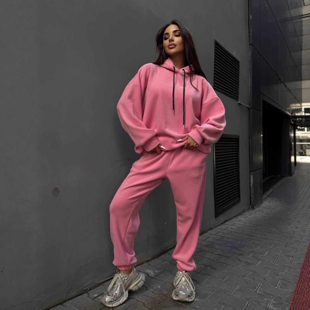 Damernas sportiga fritidsset med oversized hoodie och avslappnade joggingsbyxor Eva Jonsson-Eva Jonsson