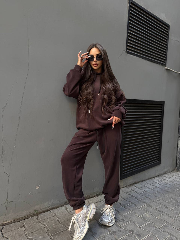 Damernas sportiga fritidsset med oversized hoodie och avslappnade joggingsbyxor Eva Jonsson-Eva Jonsson