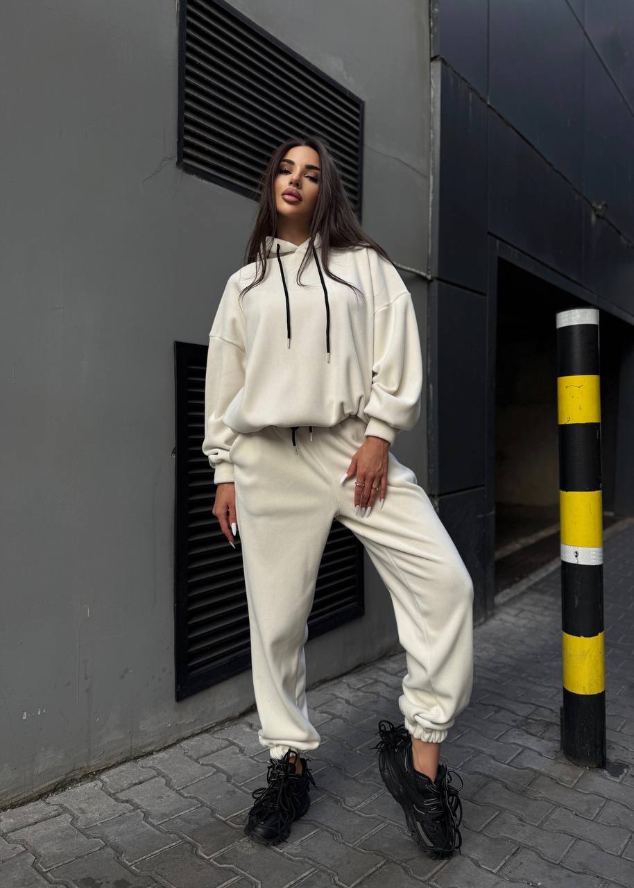 Damernas sportiga fritidsset med oversized hoodie och avslappnade joggingsbyxor Eva Jonsson-Eva Jonsson