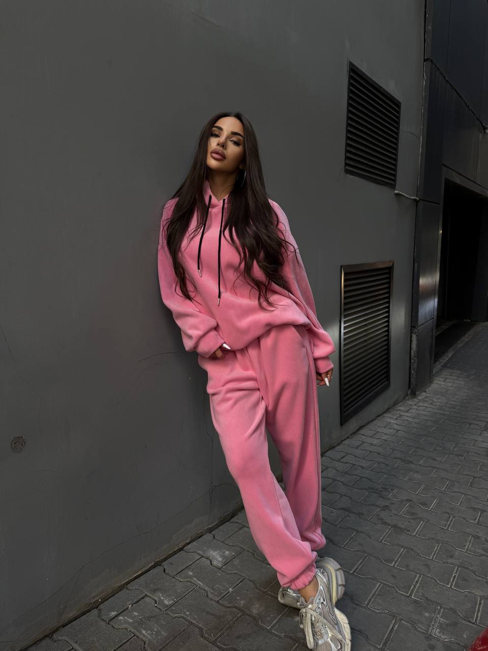 Damernas sportiga fritidsset med oversized hoodie och avslappnade joggingsbyxor Eva Jonsson-Eva Jonsson