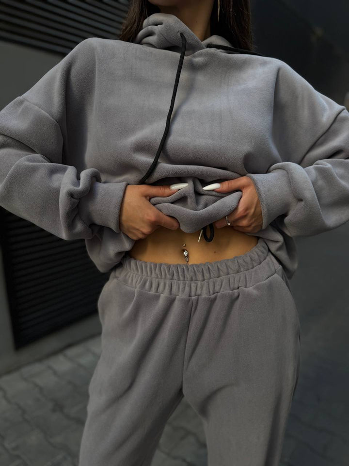 Damernas sportiga fritidsset med oversized hoodie och avslappnade joggingsbyxor Eva Jonsson-Eva Jonsson