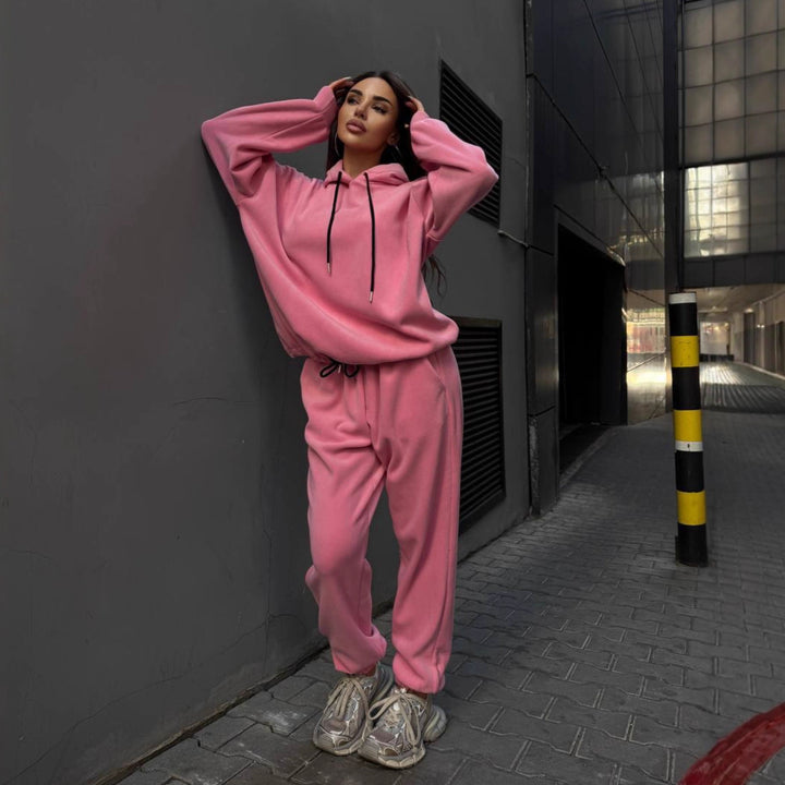 Damernas sportiga fritidsset med oversized hoodie och avslappnade joggingsbyxor Eva Jonsson-Eva Jonsson