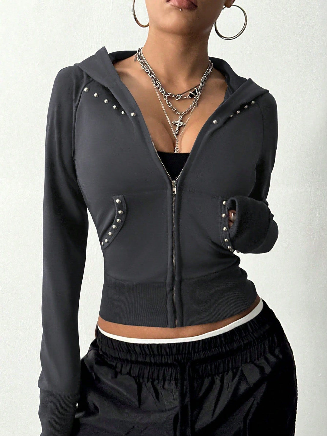Damernas sportiga hooded jacka med dekorativa rhinestone detaljer Mirla-Eva Jonsson