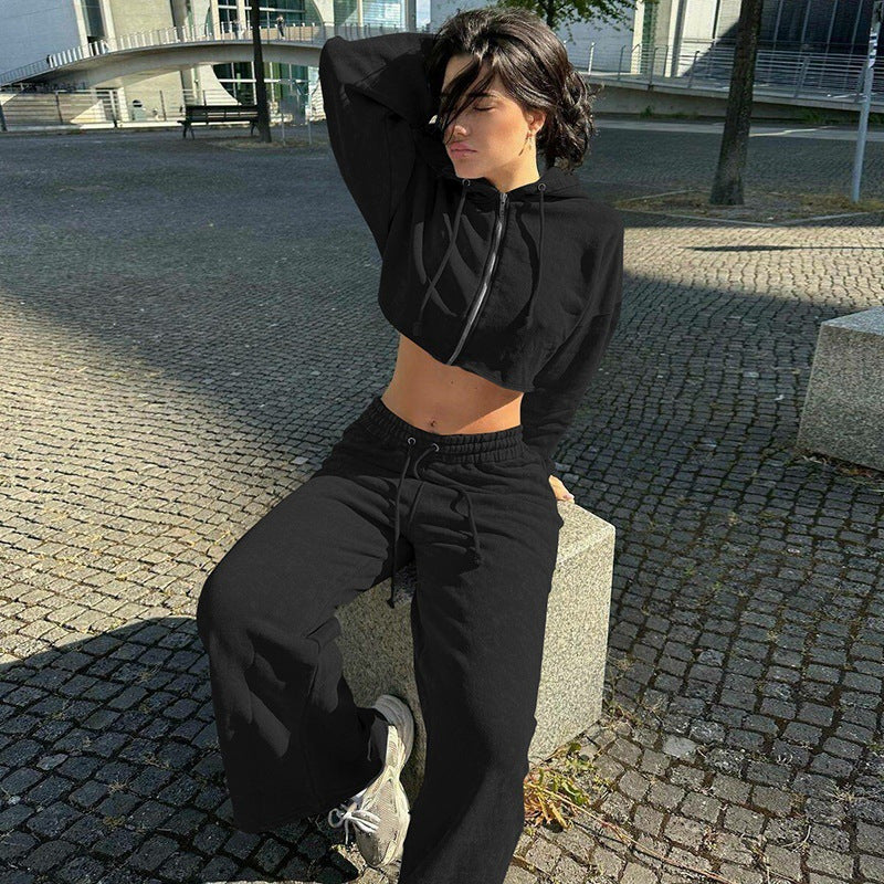 Damernas sportiga hoodie-kombination med croppad topp och vida byxor Mirla-Eva Jonsson