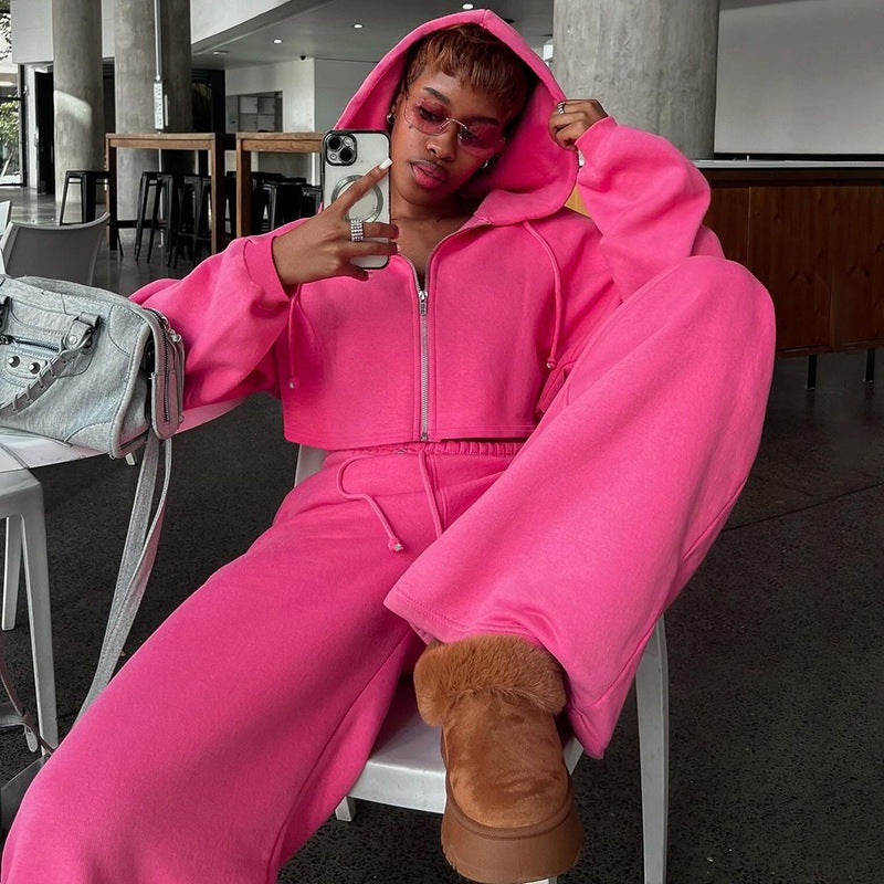 Damernas sportiga hoodie-kombination med croppad topp och vida byxor Mirla-Eva Jonsson