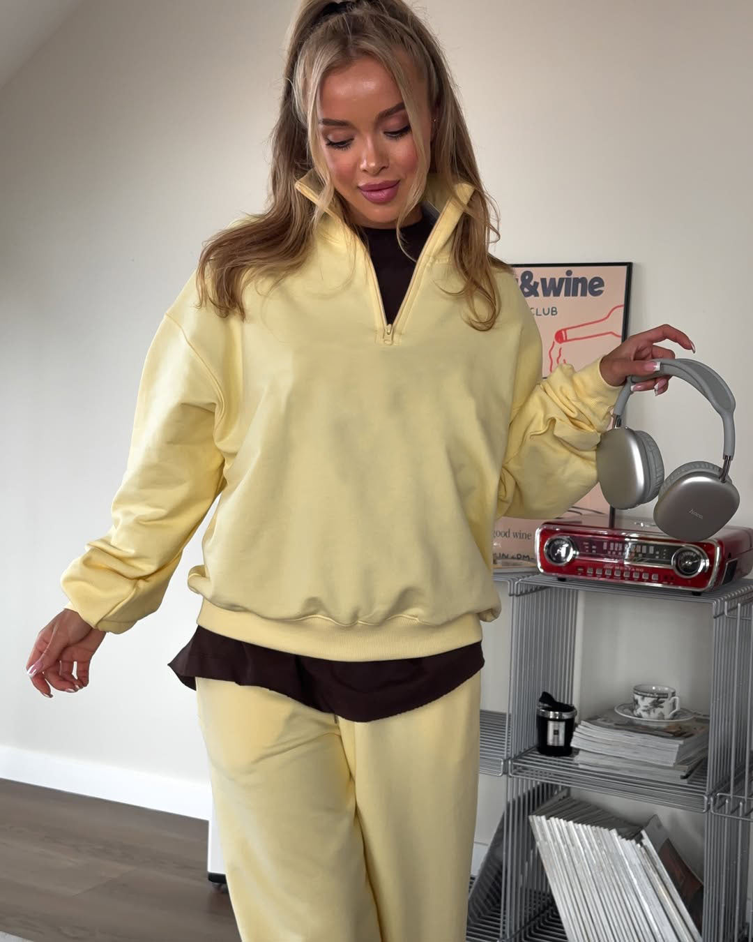 Damernas sportiga hoodie med hög krage och bred passform Mirla-Eva Jonsson