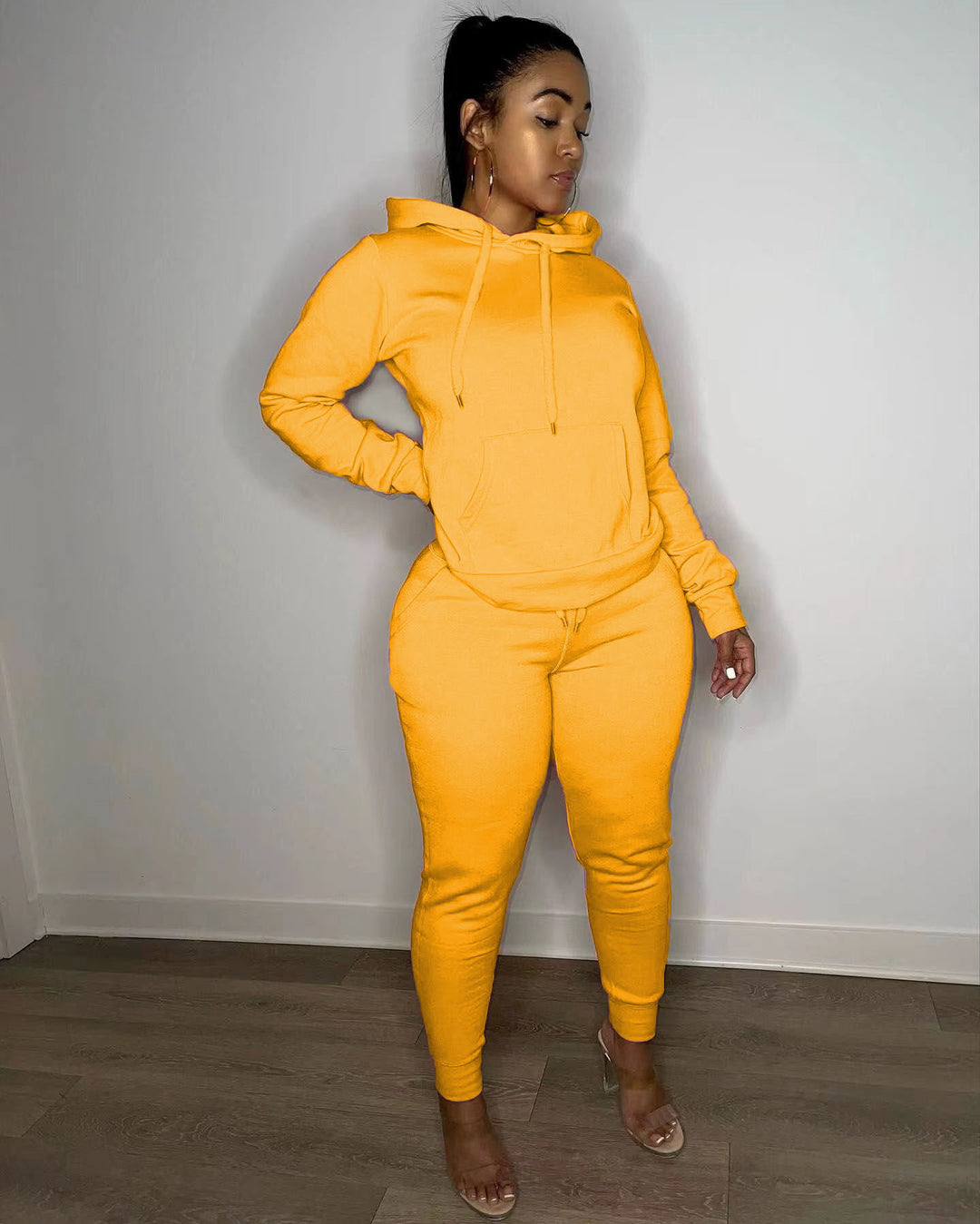 Damernas sportiga hoodie- och joggingbyxor-set med elegant snitt Mirla-Eva Jonsson
