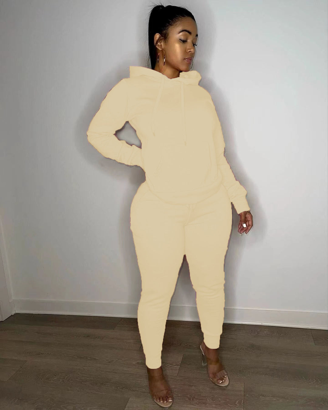 Damernas sportiga hoodie- och joggingbyxor-set med elegant snitt Mirla-Eva Jonsson