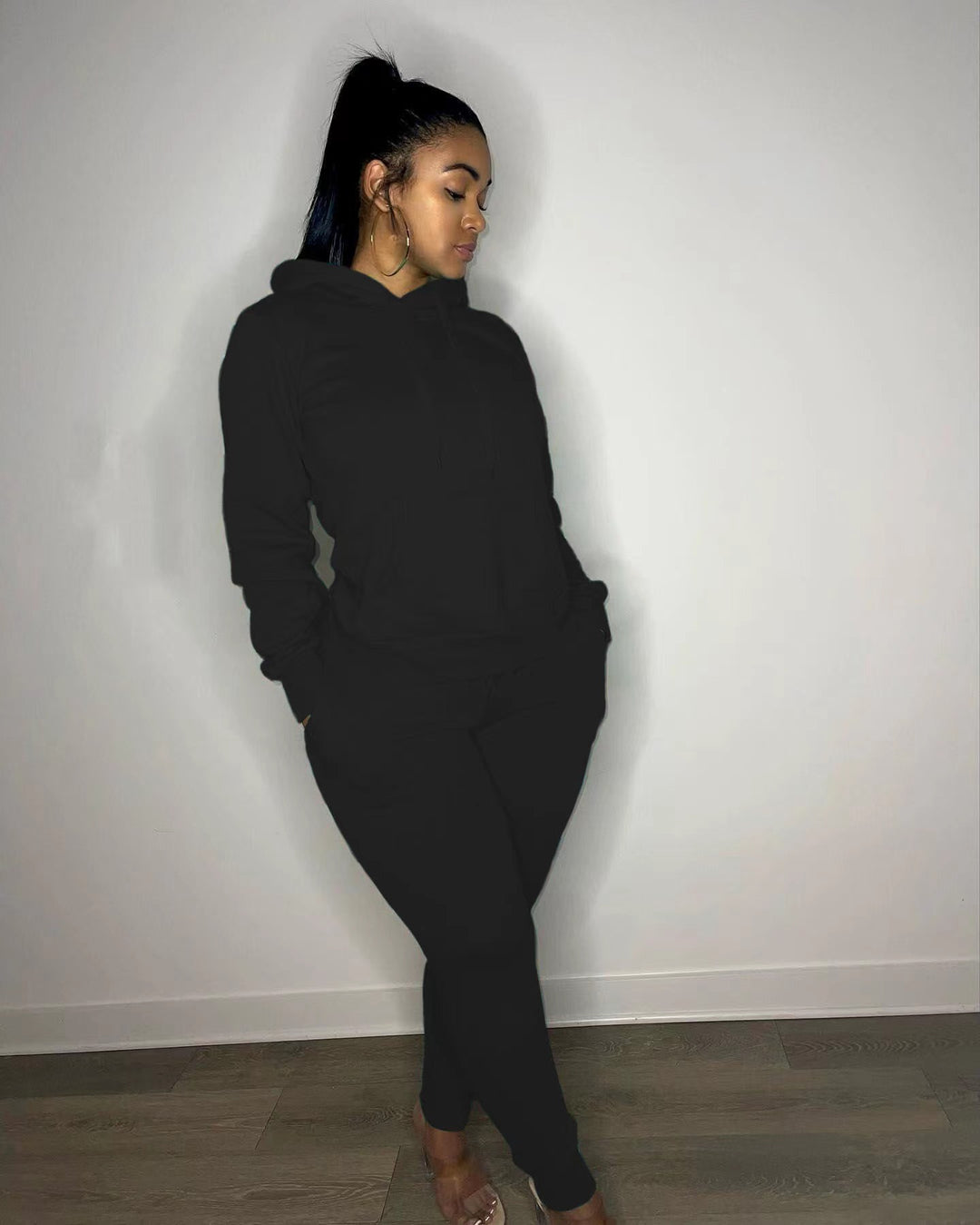 Damernas sportiga hoodie- och joggingbyxor-set med elegant snitt Mirla-Eva Jonsson