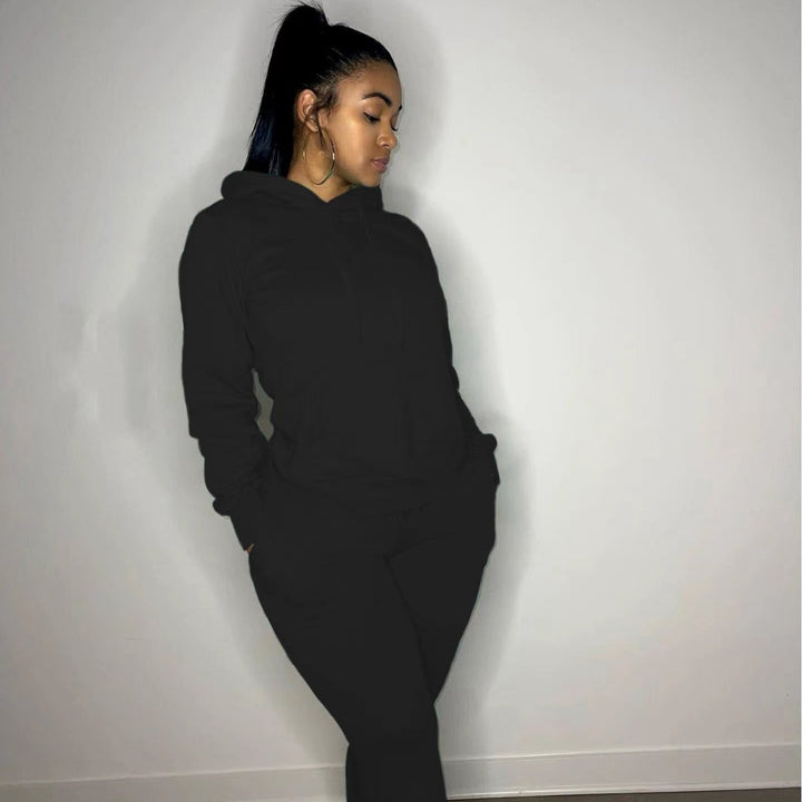 Damernas sportiga hoodie- och joggingbyxor-set med elegant snitt Mirla-Eva Jonsson