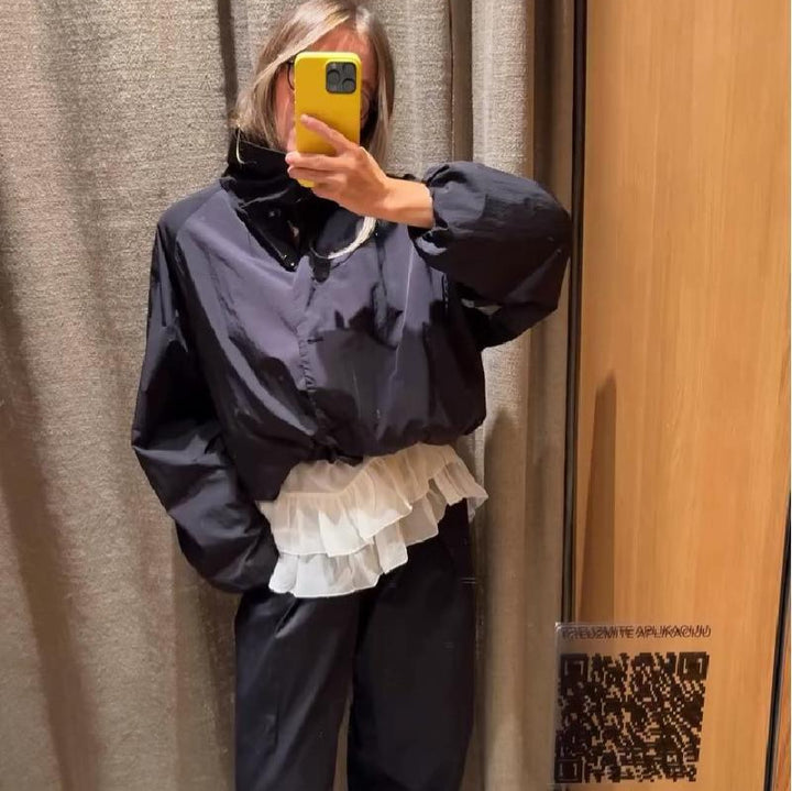 Damernas sportiga jacka med elegant volangslut Mirla-Eva Jonsson