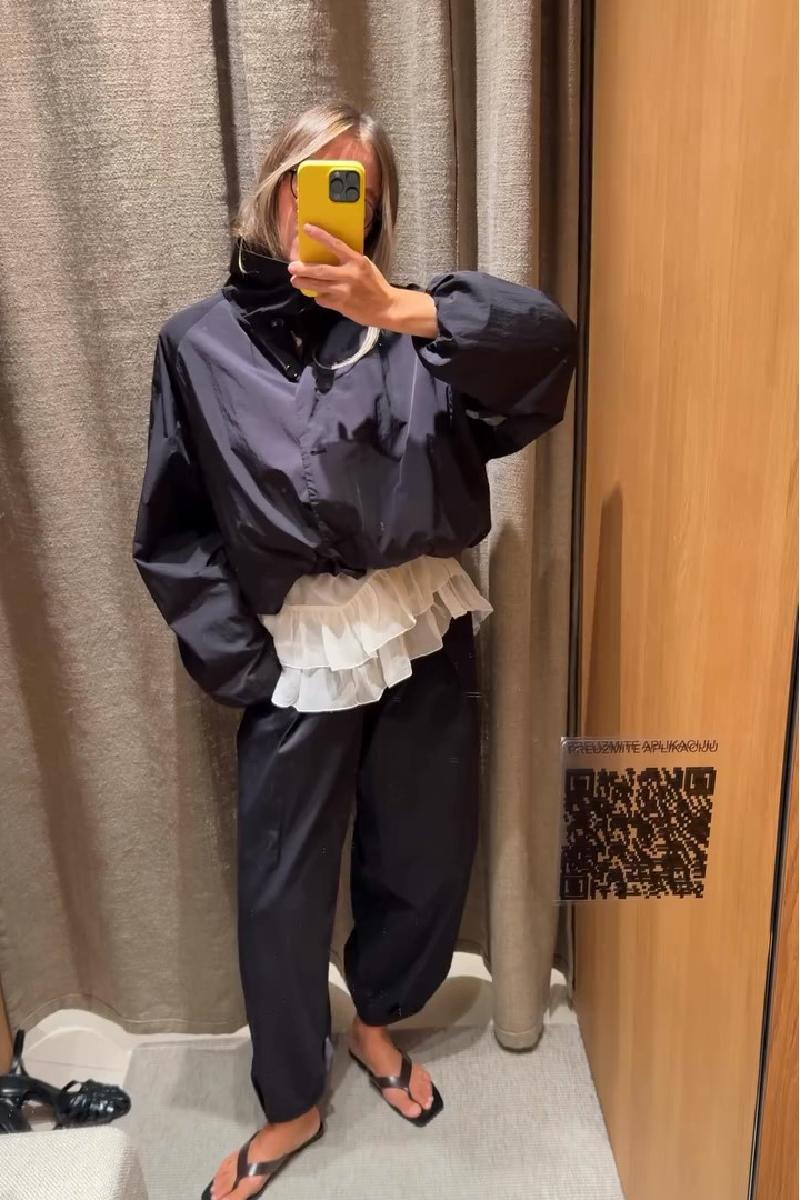 Damernas sportiga jacka med elegant volangslut Mirla-Eva Jonsson