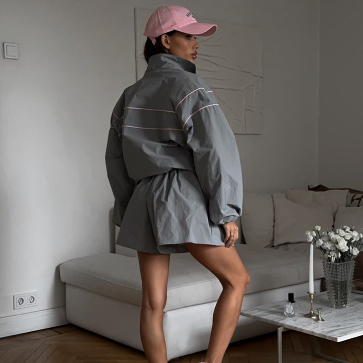 Damernas sportiga kompletta set med rymlig jacka och shorts Mirla-Eva Jonsson