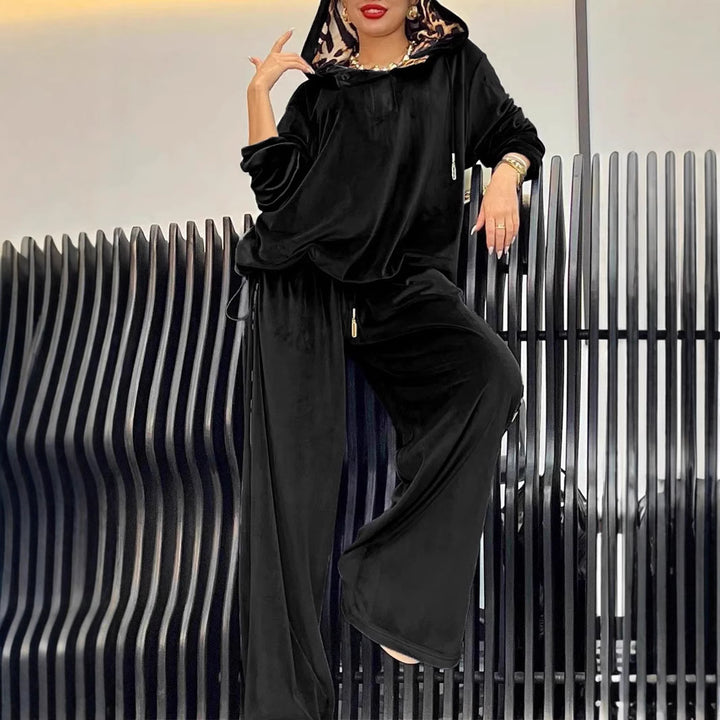 Damernas sportiga lounge-set i mjuk velour med huva Mirla-Eva Jonsson