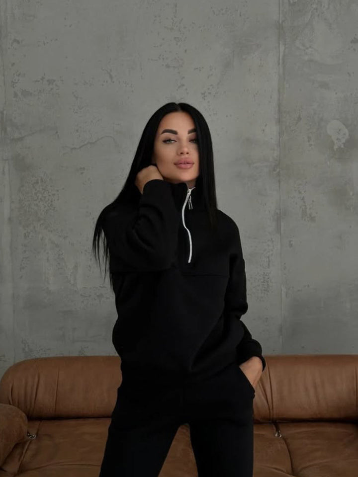 Damernas sportiga lounge-set med hög krage och dragkedja Mirla-Eva Jonsson