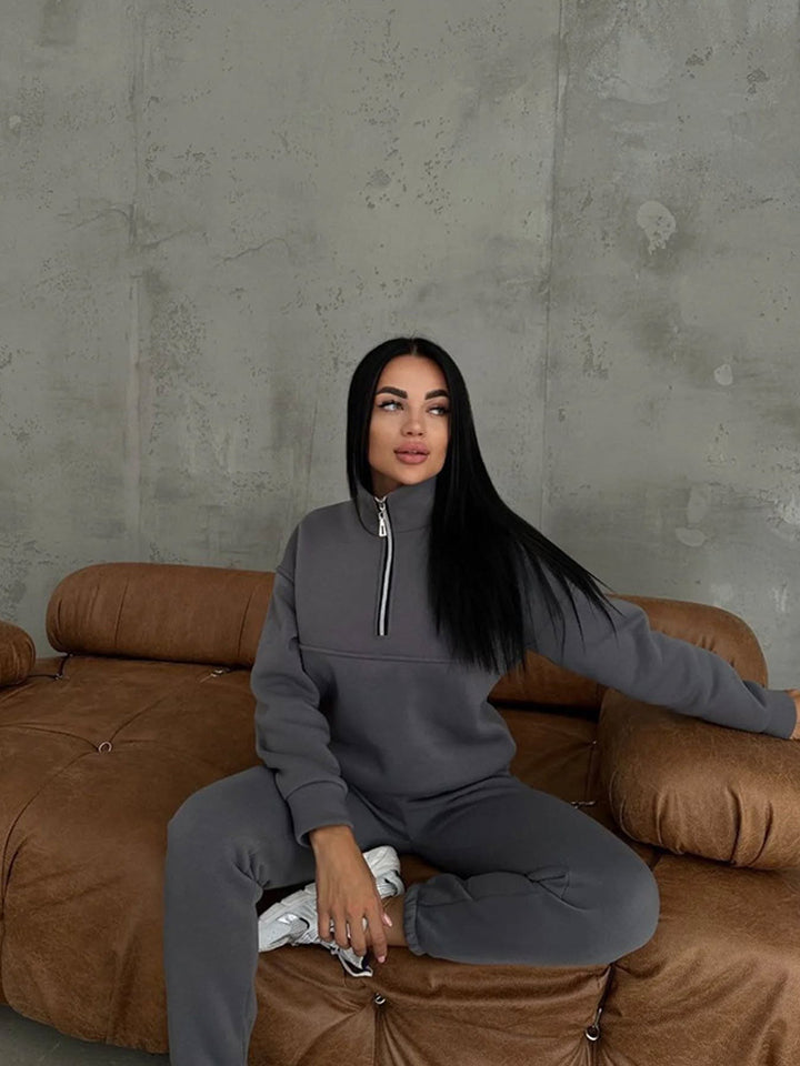 Damernas sportiga lounge-set med hög krage och dragkedja Mirla-Eva Jonsson