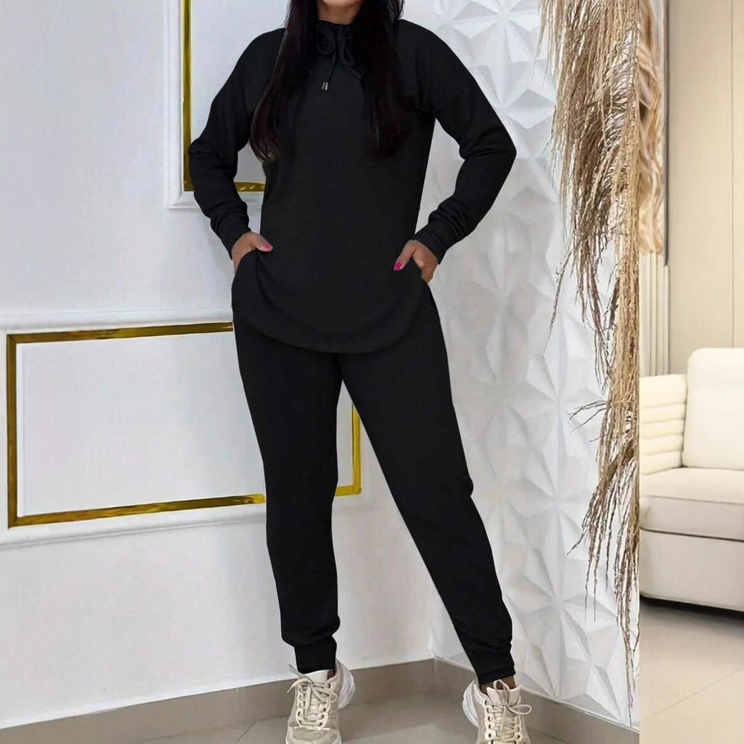 Damernas sportiga loungedräkt med huva och praktiska fickor Mirla-Eva Jonsson