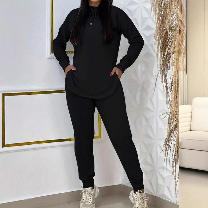 Damernas sportiga loungedräkt med huva och praktiska fickor Mirla-Eva Jonsson