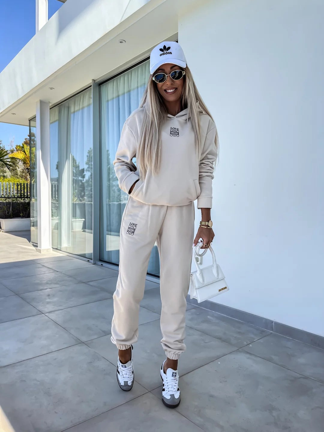 Damernas sportiga loungewear-set med huva och elastiska manschetter Mirla-Eva Jonsson