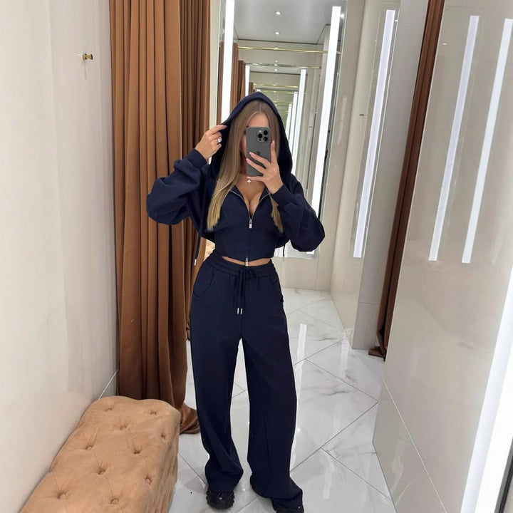 Damernas sportiga och eleganta sweat-set med hög krage och vida byxor Eva Jonsson-Eva Jonsson