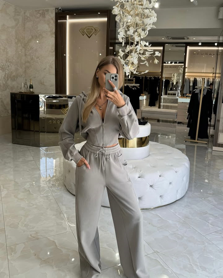 Damernas sportiga och eleganta sweat-set med hög krage och vida byxor Eva Jonsson-Eva Jonsson