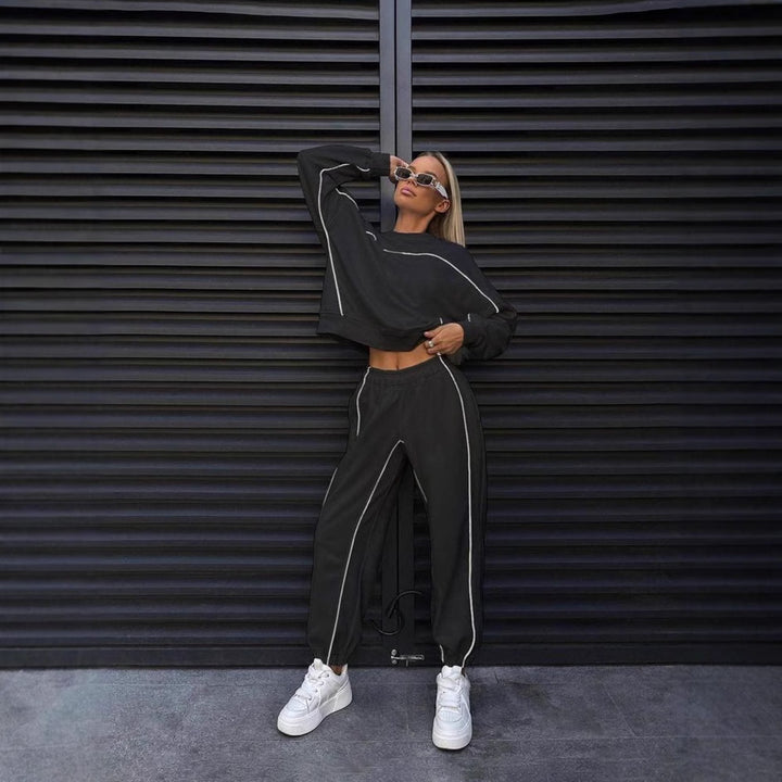 Damernas sportiga och mode-set med cropped topp och avslappnade byxor Eva Jonsson-Eva Jonsson