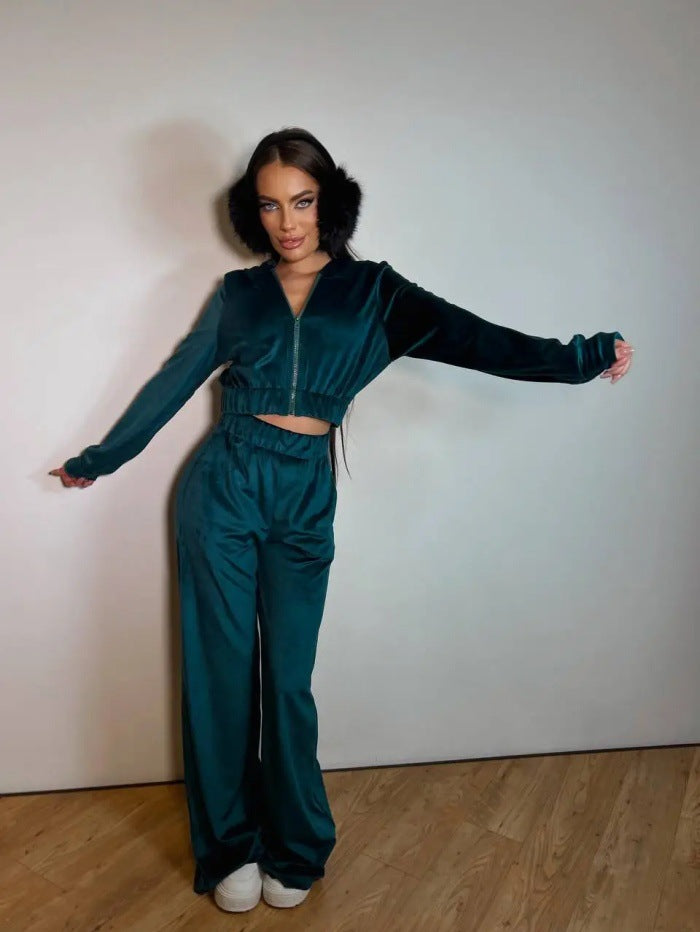 Damernas sportiga set bestående av en fleece-hoodie och vida joggers Mirla-Eva Jonsson