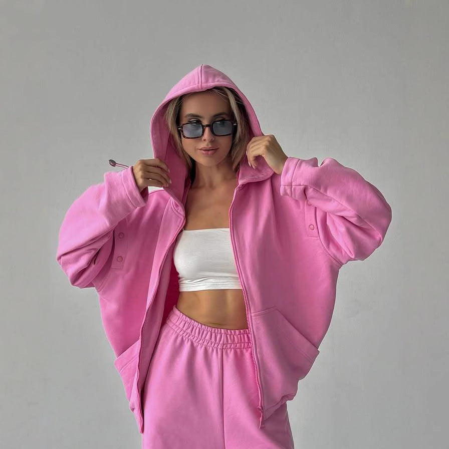Damernas sportiga set med huva stödja hoodie och fransiga byxor Mirla-Eva Jonsson