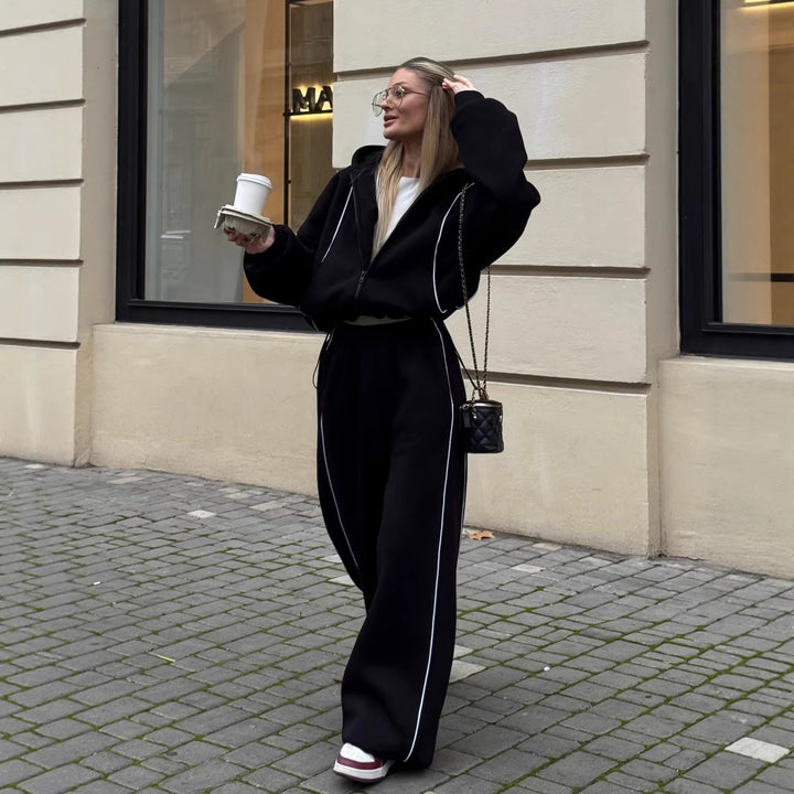 Damernas sportiga set med kort jacka och vida byxor Mirla-Eva Jonsson