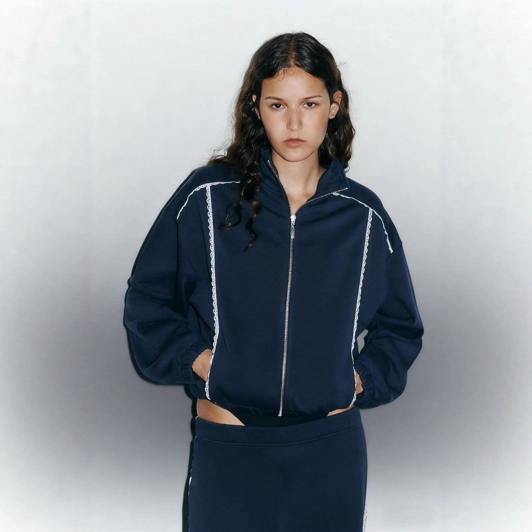 Damernas sportiga sweatjacka med dragkedja och dekorativ spets Mirla-Eva Jonsson